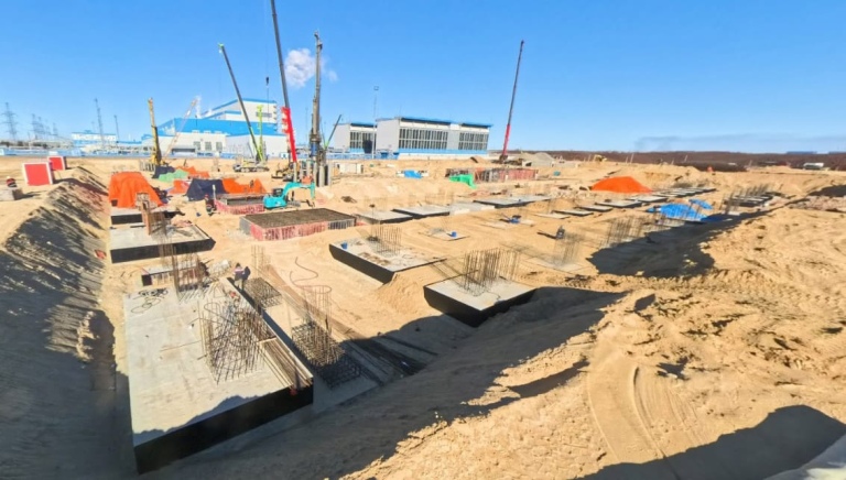 Строители завершают разработку котлованов и готовят фундаменты для зданий и сооружений