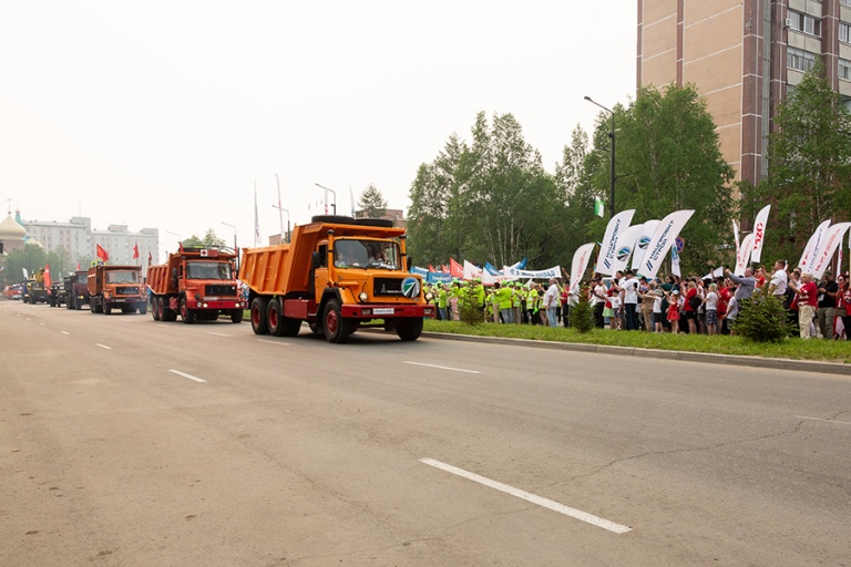 Колонна самосвалов
