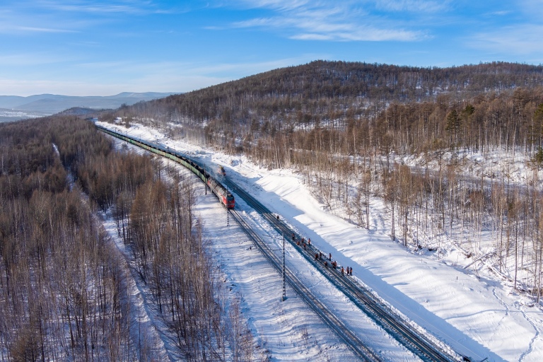 Поезд, железная дорога в зимнем лесу