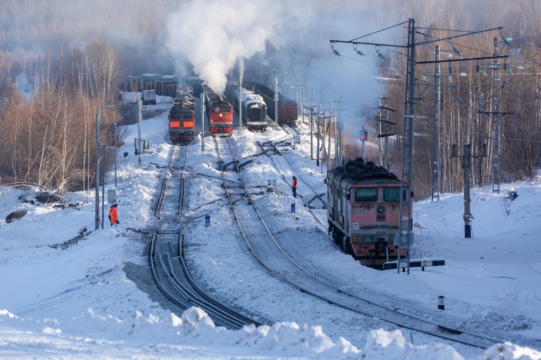 Зима. Железнодорожный разъезд. Поезда.