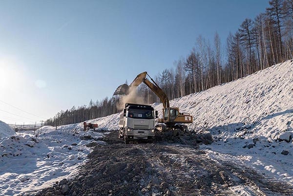 Самосвал и экскаватор