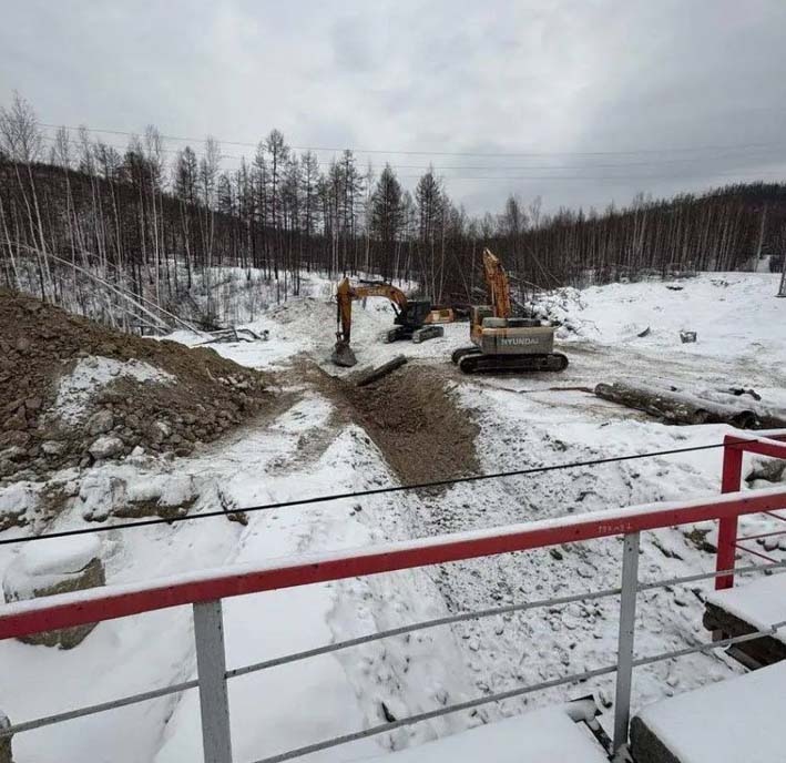 Работают экскаваторы