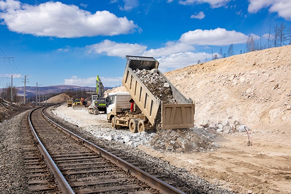 Самосвал на участке