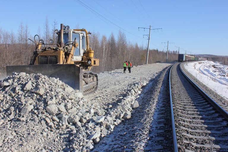 Бульдозер работает на устройстве земляного полотна