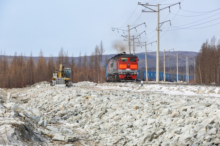 Железнодорожный состав на участке строительства