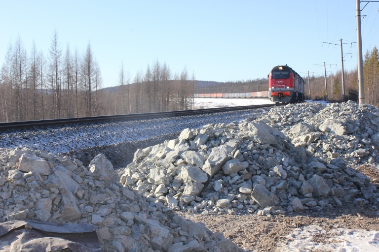 Грузовой состав проходит по участку где ведутся работы