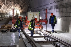 «Бамстроймеханизация» начала укладку верхнего строения пути в новом Керакском тоннеле