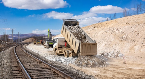 Самосвал на участке