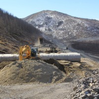 Монтаж трубы на железной дороге Улак - Эльга, 2011 год